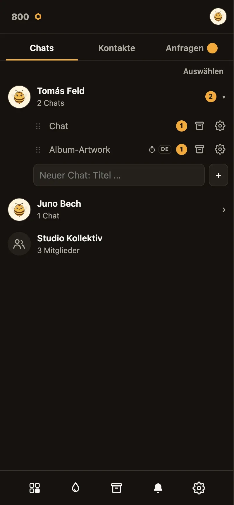 Chat-Liste: Der Kontakt Tomás Feld ist aufgeklappt und zeigt zwei Chats — „Chat“ und „Album-Artwork“, letzterer mit einem Zeit-Symbol und einem DE-Abzeichen.