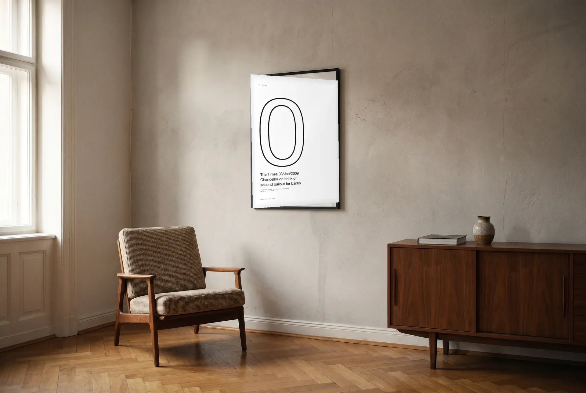 Das gerahmte Genesis-Poster mit der Times-Schlagzeile an einer Altbau-Wand über einem Walnuss-Sideboard, Fischgrät-Parkett — ein ruhiger Wohnraum